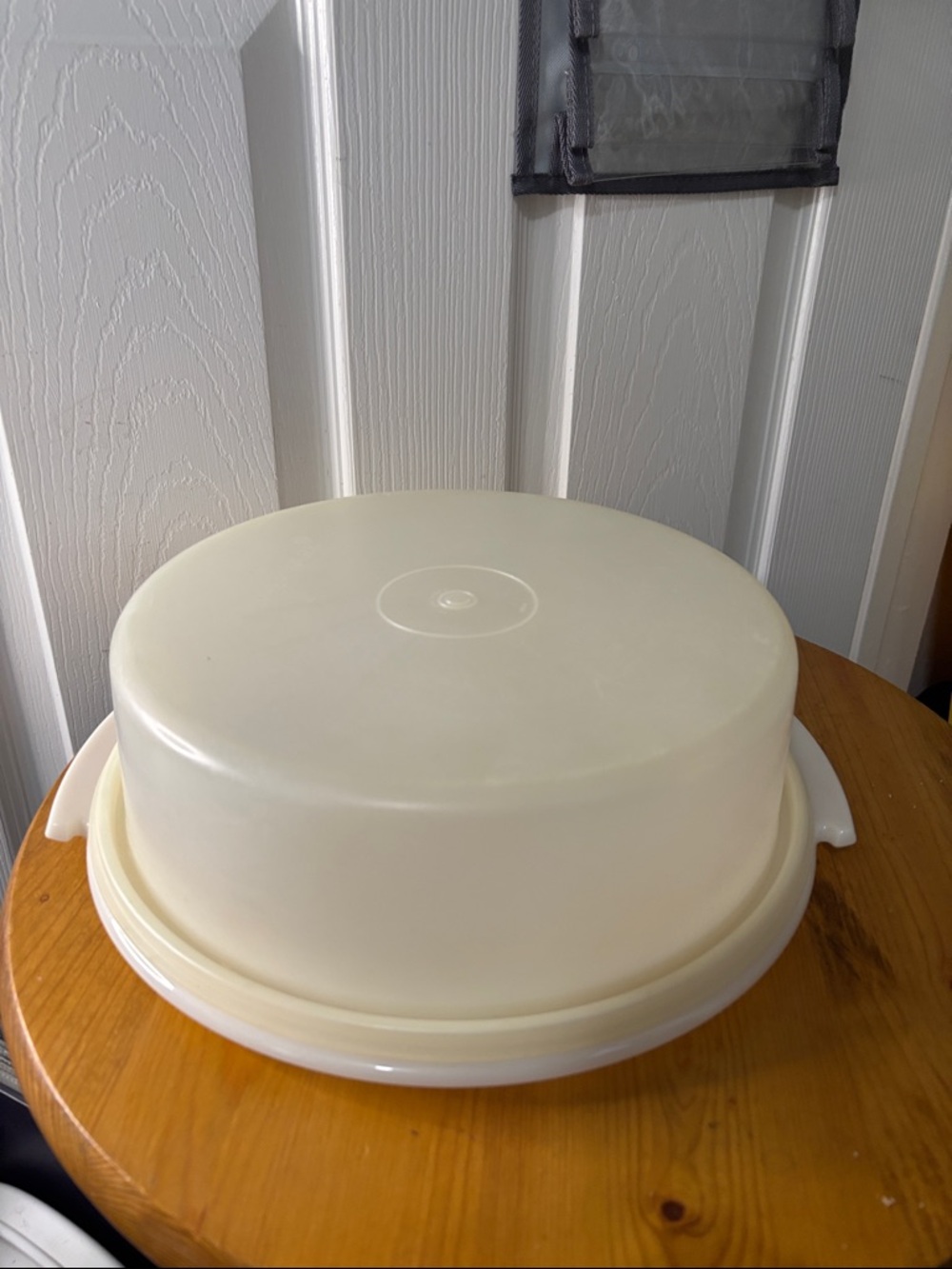 Tupperware Cream Plastic Cake Carrier with Lid 719-2